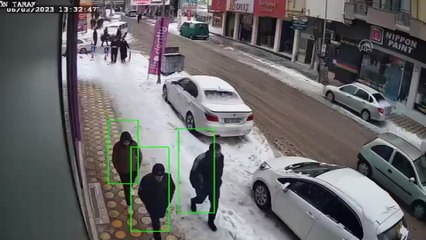 Depremden yeni görüntüler: Bir binanın yıkılma anı güvenlik kamerasında