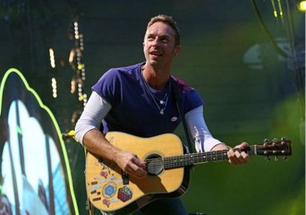 Chris Martin : sa déclaration d’amour à Dakota Johnson en plein concert