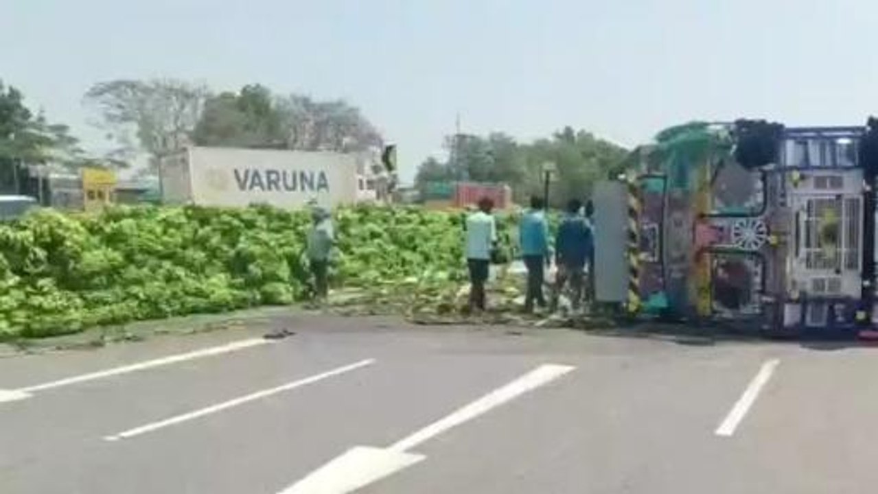 రామాయంపేట: జాతీయ రహదారిపై బోల్తా పడిన లారీ..!