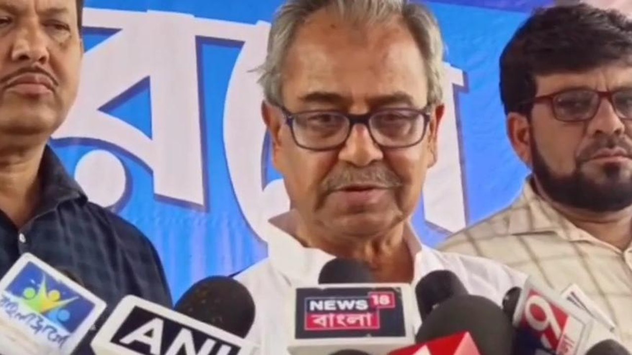 বীরভূম: শহীদ বেদীতে মাল্যদান দিতে বাধা বিধায়ক...