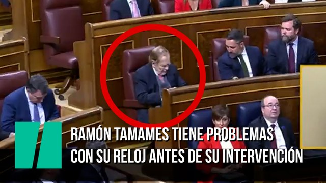 Ramón Tamames tiene problemas con su reloj antes de su intervención en la moción de censura