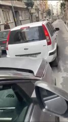 ŞİŞLİ'DE PARK YERİ İÇİN ESNAFLA TARTIŞAN SÜRÜCÜ YOLU TRAFİĞE KAPATTI