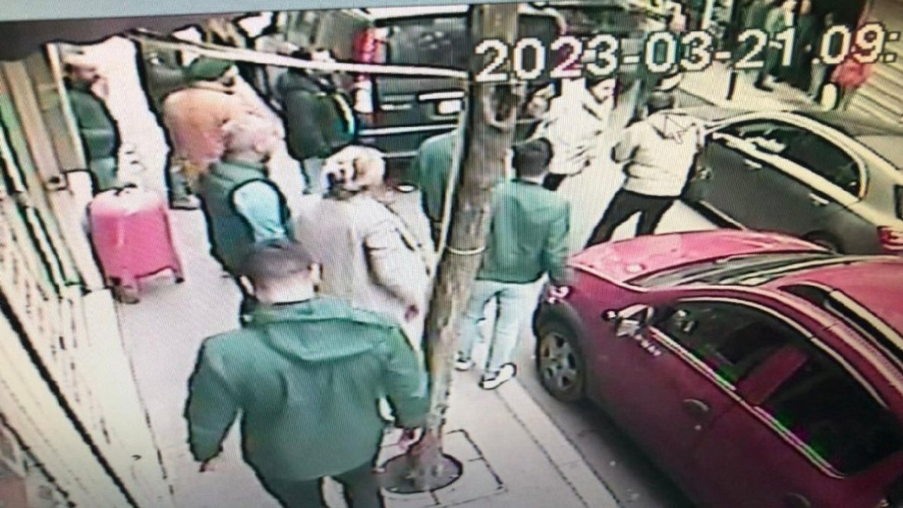 Park yeri için esnafla tartışan sürücü yolu trafiğe kapattı