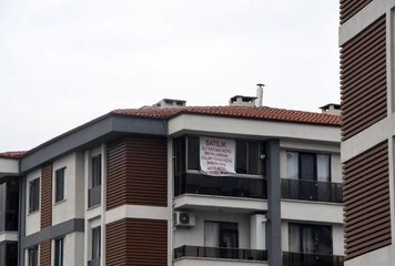 GÜRÜLTÜ YAPAN KOMŞULARINA KIZDI, 'DAHA KÖTÜ İNSANLARA SATILIKTIR' YAZISI ASIP EVİNİ SATIŞA ÇIKARDI
