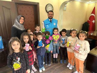 Kur'an Kursu öğrencisi minikler kumbaralarını depremzede akranlarına bağışladı