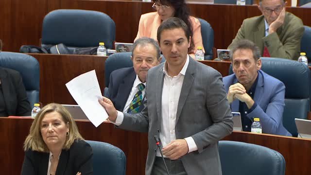 Lobato enseña su factura de la luz y Ayuso le dice que hasta que el PSOE no enseñe las facturas del Ramsés no hable de gasto público