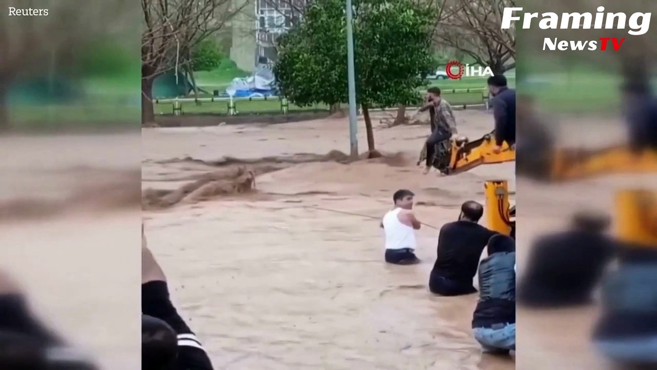 Banjir melanda Turki yang menyapu mobil-mobil dan sedikitnya 10 orang tewas