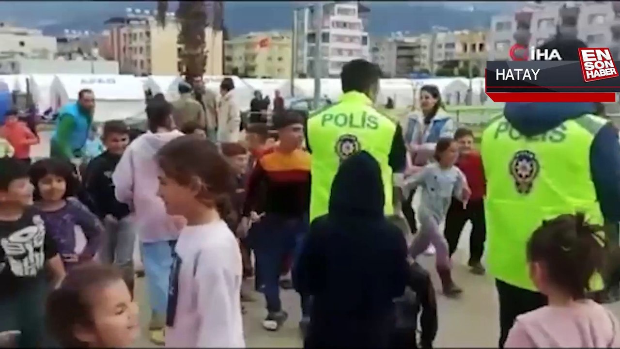 Depremzede çocuklar polislerle halat çekme yarışması yaptı