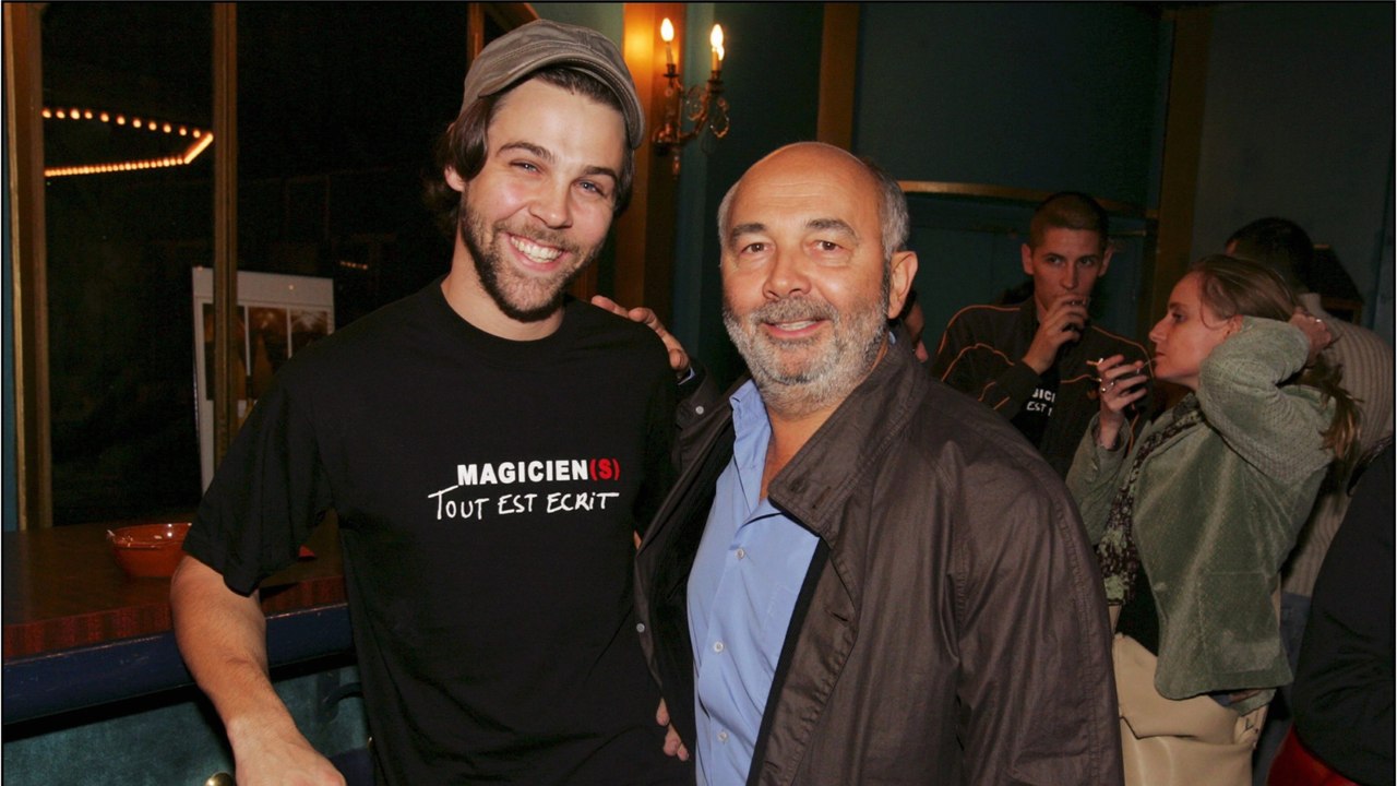 VOICI - « Il n'était pas particulièrement rigolo " : Arthur Jugnot se confie sur son enfance avec son père Gérard Jugnot