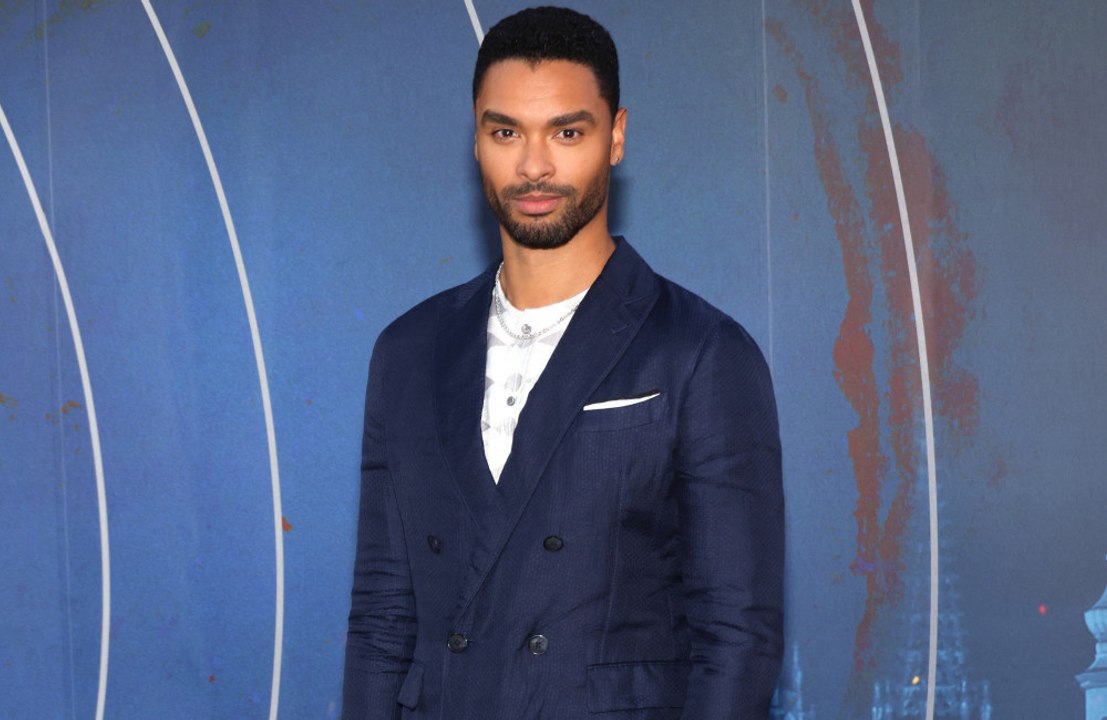 Rege-Jean Page et Phoebe Dynevor avaient tous deux une "horrible haleine de café" lors de leurs scènes de sexe dans "Bridgerton".