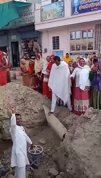 दूदू में गहरे गड्ढों से लोग परेशान