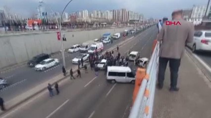 DİYARBAKIR'DA 5 ARACIN KARIŞTIĞI ZİNCİRLEME KAZA; 1 ÖLÜ, 2 YARALI