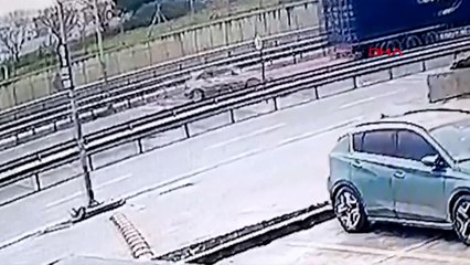 Beylikdüzü'nde otomobil TIR'a arkadan çarptı: 3 kişi hayatını kaybetti