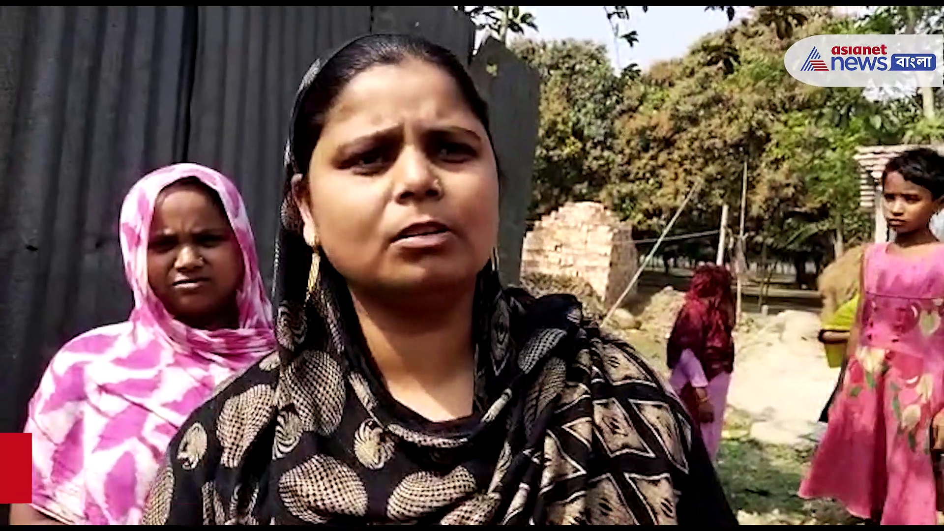 বাঁশ ঝাড় থেকে মিলল তাজা বোমা, খবর পেয়ে এলাকায় পৌঁছই চাঁচল থানার পুলিশ