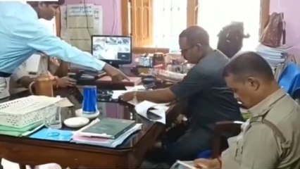 মোথাবাড়ি: নকলে বাঁধা দেওয়ায় আক্রান্ত প্রধান শিক্ষক, ভাঙচুর স্কুল হলুস্থুল কাণ্ড মালদায়