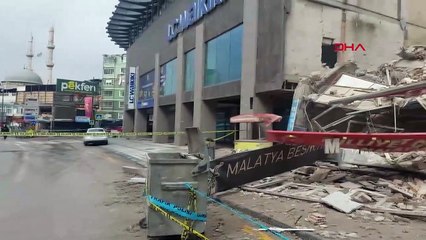 Malatya’da depremde ağır hasar alan MHP il binası çöktü!