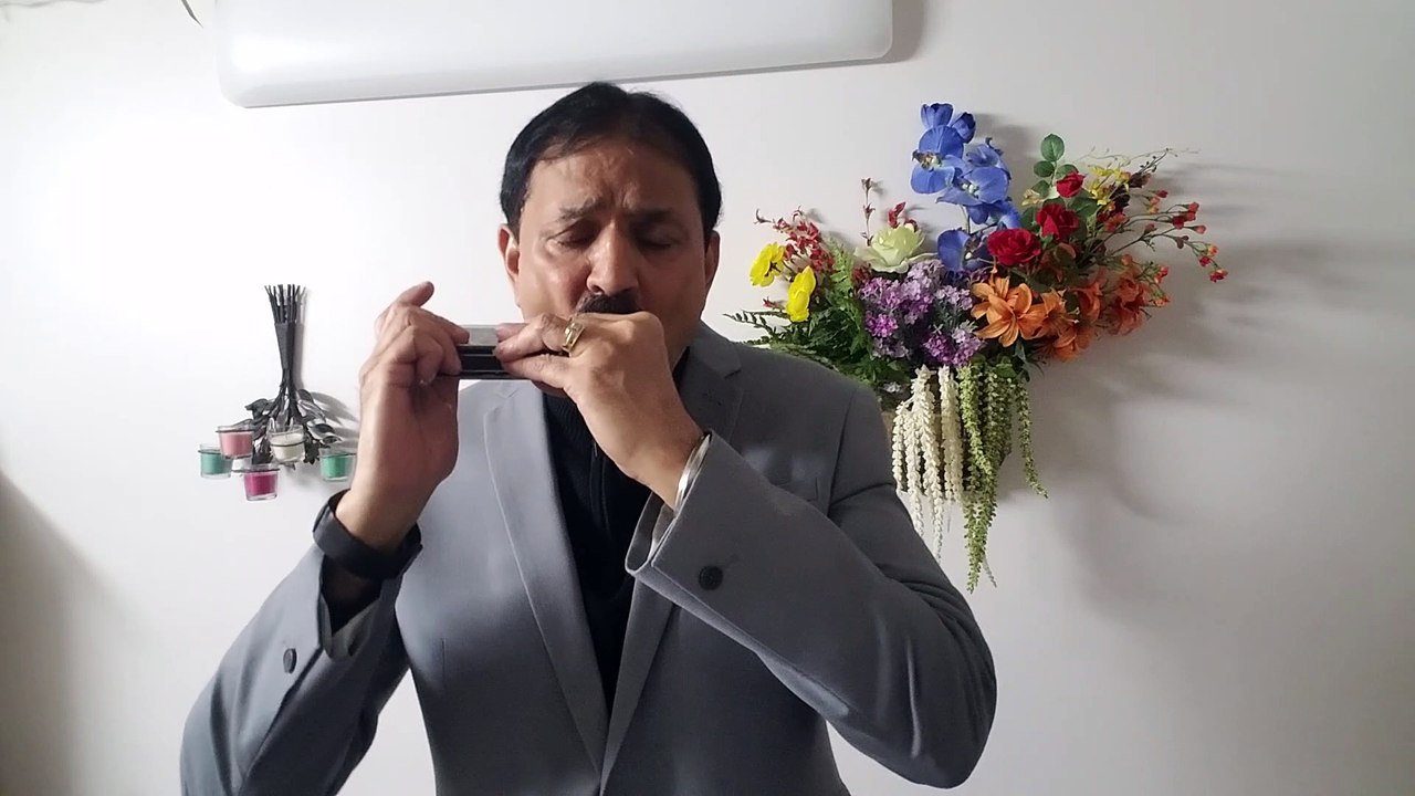 Tere chehre se nazar nehi hut ti-Film Kabhi Kabhie 1976 on Harmonica Live Performance by Mukund Kamdar