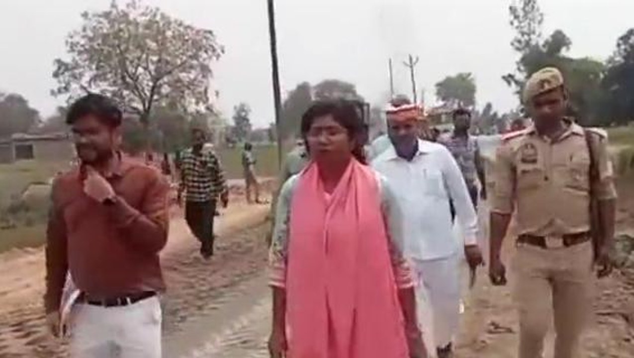 बाराबंकी: निर्माणाधीन सड़क का सीडीओ ने किया औचक निरीक्षण, अधिकारियों को लगाई फटकार