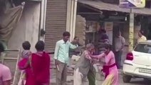 फिरोजाबाद: सड़क पर युवती का हाई वोल्टेज ड्रामा, वीडियो वायरल