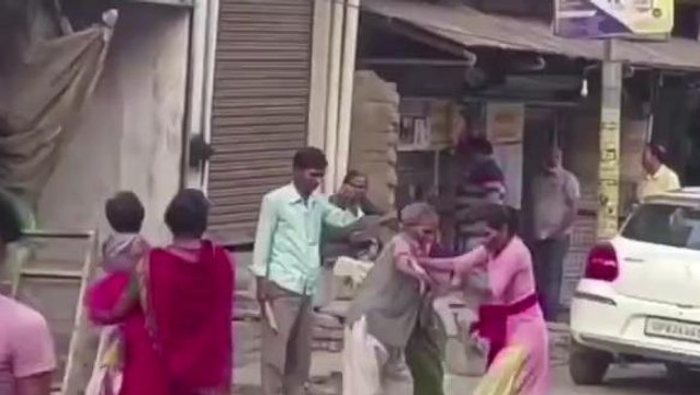 फिरोजाबाद: सड़क पर युवती का हाई वोल्टेज ड्रामा, वीडियो वायरल