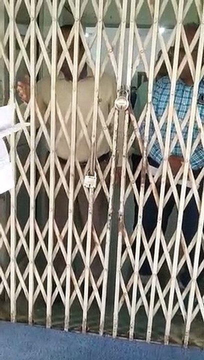 जनप्रतिनिधि शिकायत करने पहुंचे तो चैनल गेट पर लगाया ताला