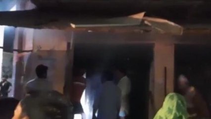 Скачать видео: बाराबंकी: अज्ञात कारणों से दुकान में लगीं भीषण आग, फायर ब्रिगेड टीम ने आग पर पाया काबू