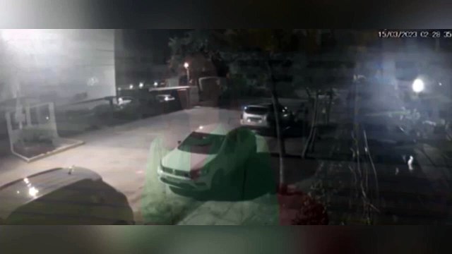 Criminosos arrombam porta, desativam alarme e roubam carro estacionado