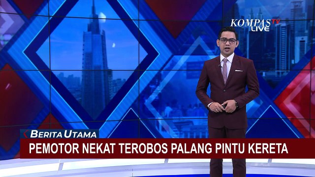 Nekat Terobos Palang Pintu Kereta, Pengendara Motor Nyaris Terlindas!
