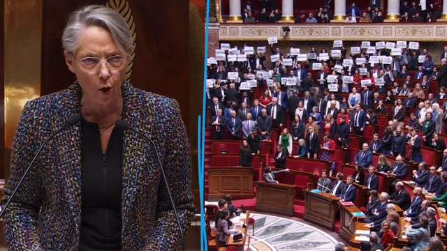 Pancartes, huées et Marseillaise... la gauche chahute Élisabeth Borne à l'annonce du 49-3