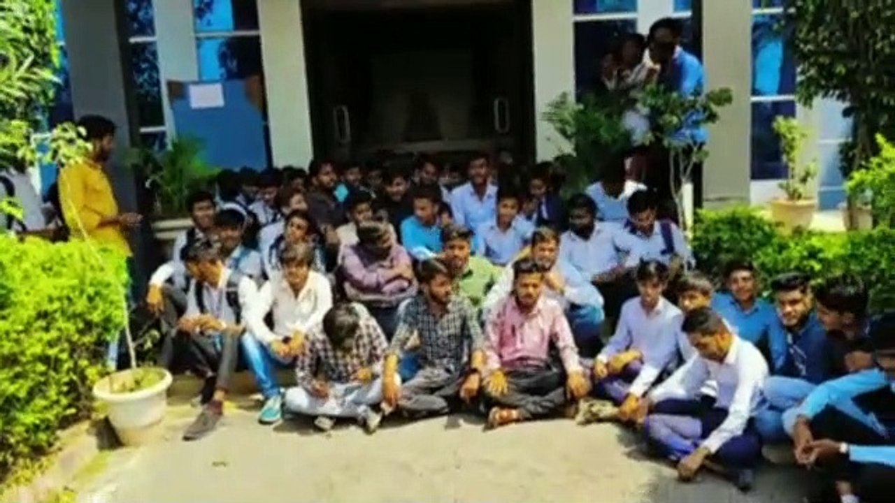 अभाविप ने निजी कॉलेज के गेट पर किया विरोध प्रदर्शन और नारेबाजी