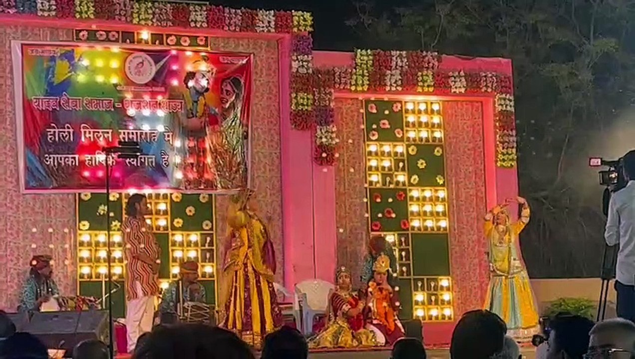 VIDEO: रंगारंग कार्यक्रम में कलाकारों ने मनमोहा