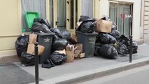 Fransa'da kaldırımlar çöple doldu, yayalar araç yollarını kullanmaya başladıKokudan rahatsız olanlar maske taktı