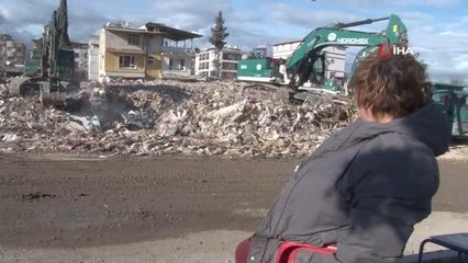 Gurbetçi kadının enkaz başında umutlu bekleyişi