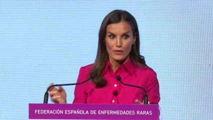 La Reina Letizia deslumbra con un primaveral vestido fucsia 'made in Spain'