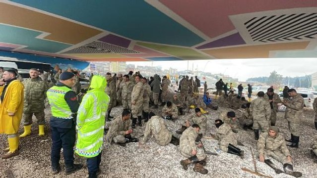 ŞANLIURFA'DAKİ SEL FELAKETİNDE ÖLÜ SAYISI 14 OLDU; GÜVENLİK KORUCULARI SEL TEMİZLİĞİNDE