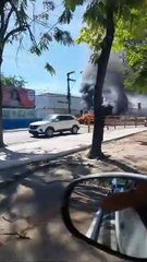 Carro pega fogo na Avenida Fernandes Lima, em Maceió