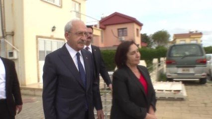 下载视频: Kılıçdaroğlu, Depremde İsias Hotel'inde Hayatını Kaybeden Kıbrıslı Öğrencilerin Ailelerini Ziyaret Etti