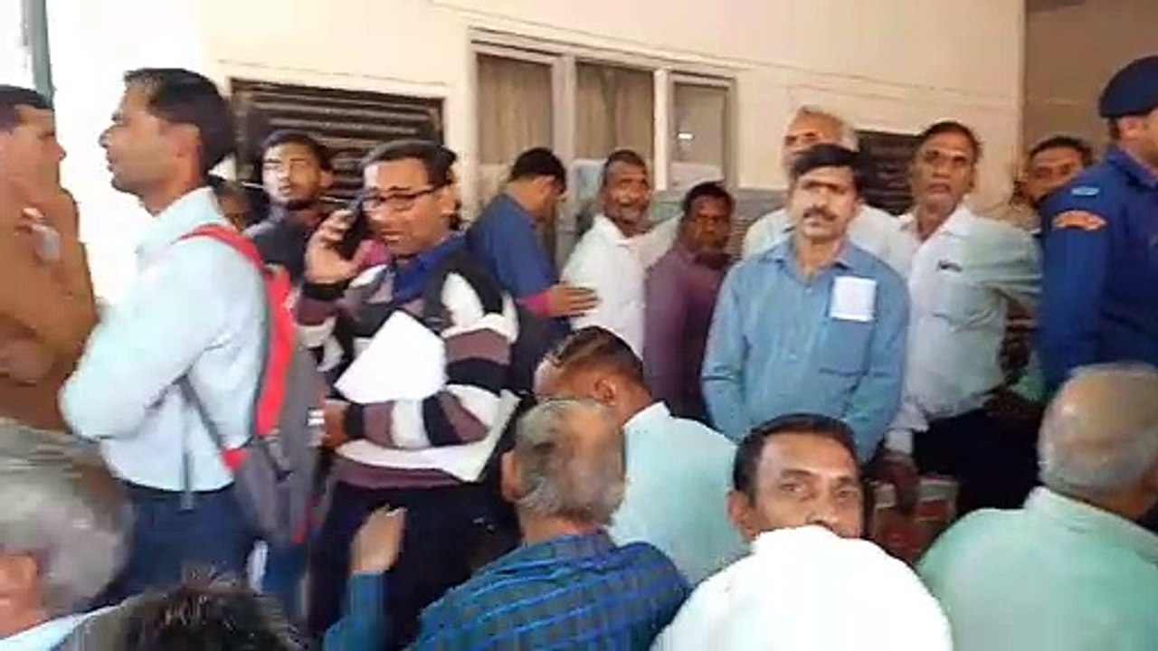 अधिकारी पट्टों पर मारे बैठे हैं कुंडली, जवाब नहीं देने पर जताई नाराजगी, देखे वीडियों