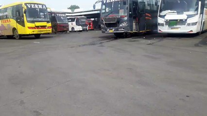 गैराज में बदल गया स्टैंड