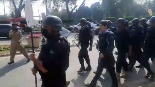 PTI workers strong resistance at Zaman Park in videos Part 1