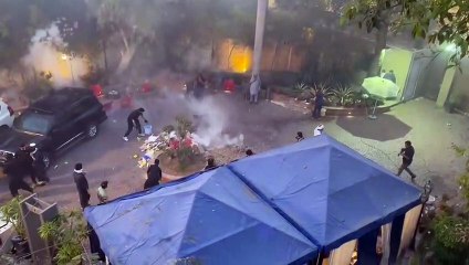 PTI workers strong resistance at Zaman Park in videos Part 5