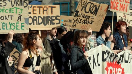 Manifestation sauvage face à l'Assemblée nationale après l'annonce du 49.3