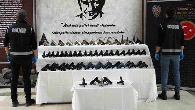 Hamzabeyli Sınır Kapısı'nda durdurulan araçta 59 tabanca ele geçirildi! Bulgar çift gözaltında