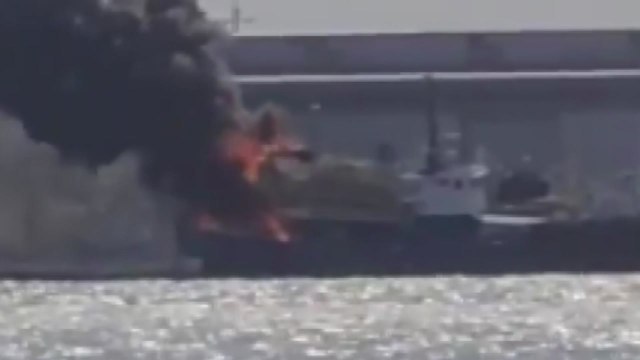 목포 북항 150톤급 정박 어선에서 화재...인명피해 없어 / YTN