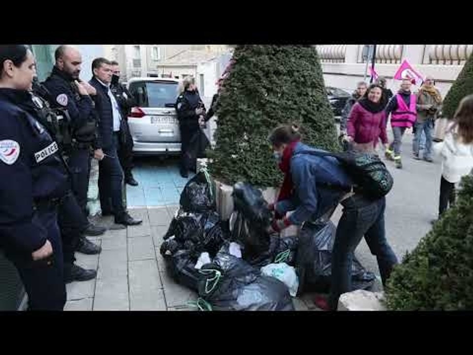 Des poubelles devant la préfecture de Digne-les-Bains (Alpes-de-Haute-Provence)