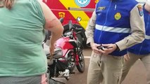 Mulher sofre queda de motocicleta e fica ferida