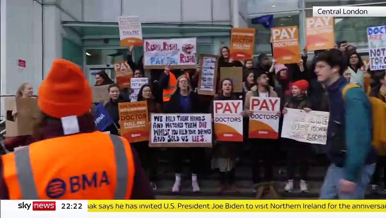 Junior doctors' strike_ Thousands start three-day walkout