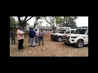 लाइन में खड़ी निजी गाड़िया देख भड़के रक्षित निरीक्षक, पत्थरमार तोड़े गाड़ियों के कांच