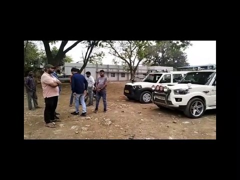 लाइन में खड़ी निजी गाड़िया देख भड़के रक्षित निरीक्षक, पत्थरमार तोड़े गाड़ियों के कांच