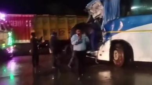 ঝড়ের কবলে পড়ে যাত্রী বোঝাই বাস ও ট্রাকের সংঘর্ষ! চলছে উদ্ধার কাজ